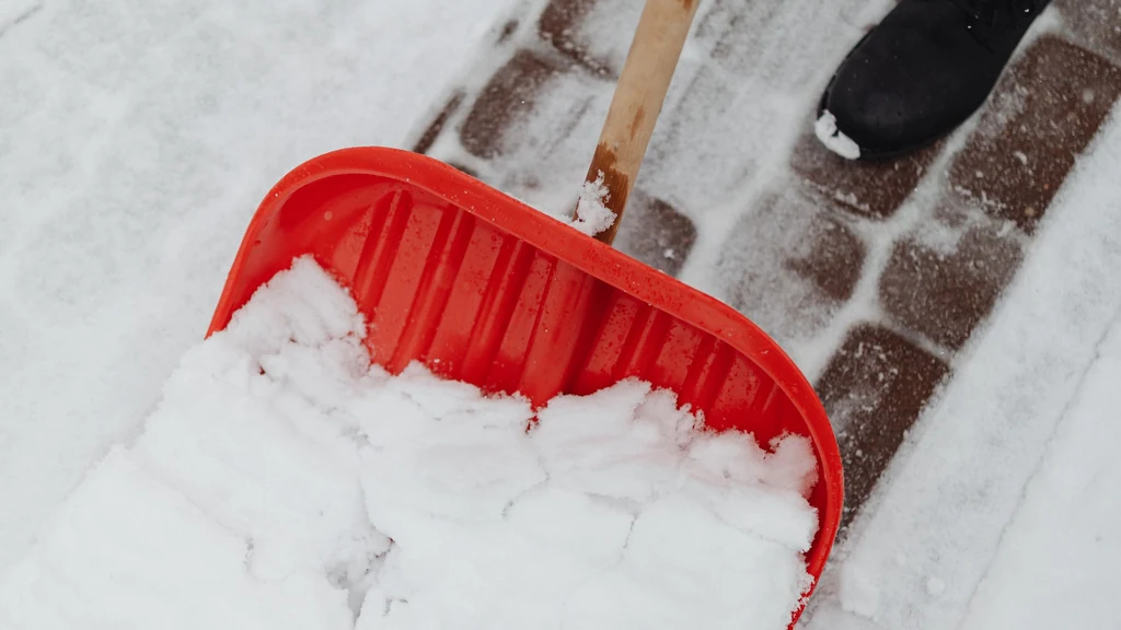 Winterdienst Erlangen – Standard Reinigung Symbolbild: Schneeräumung mit einer Schneeschaufel