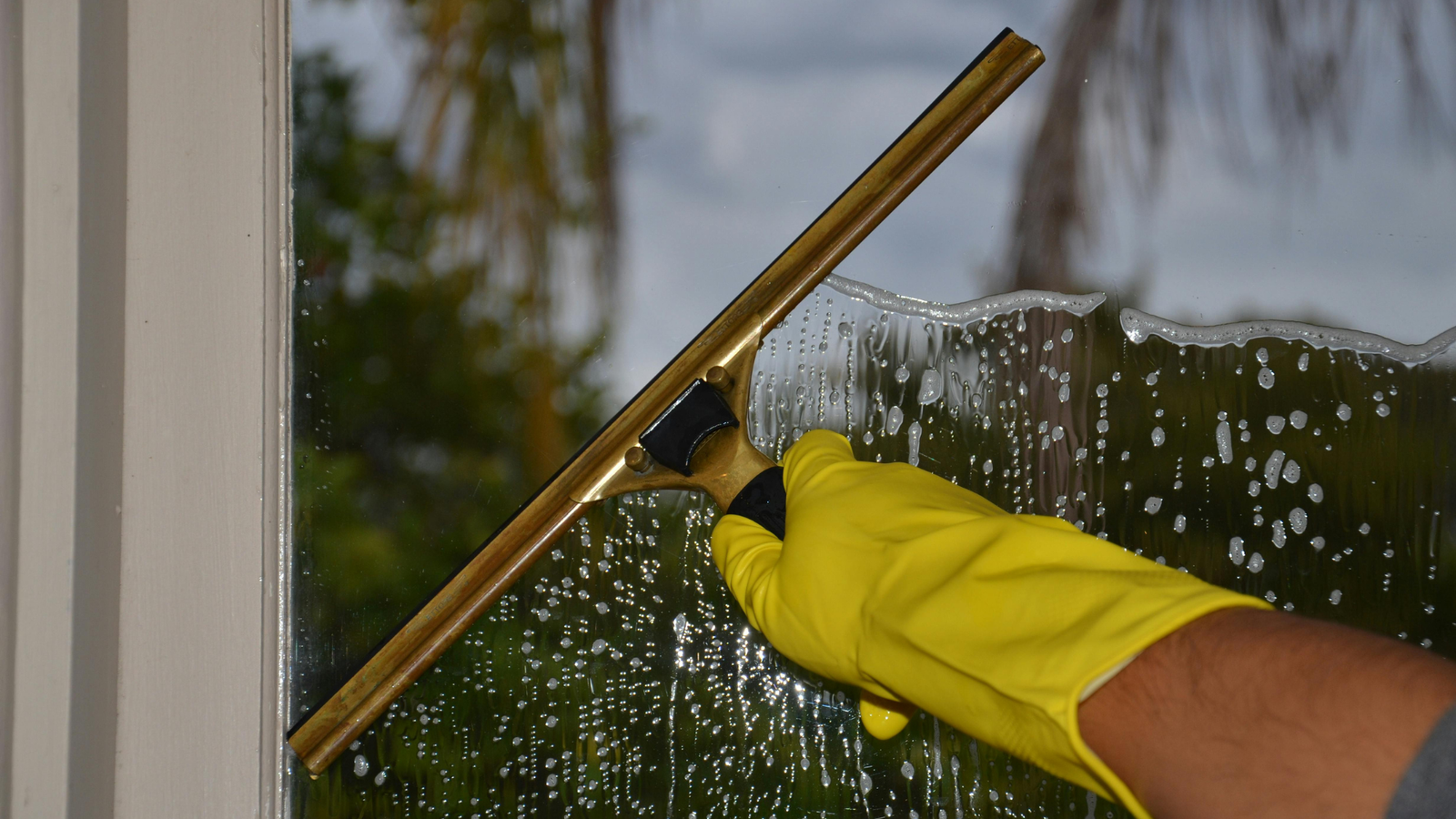 Fensterreinigung – Standard Reinigung Fensterreinigung in Nürnberg – Fensterreinigung – Streifenfreie saubere Glasflächen