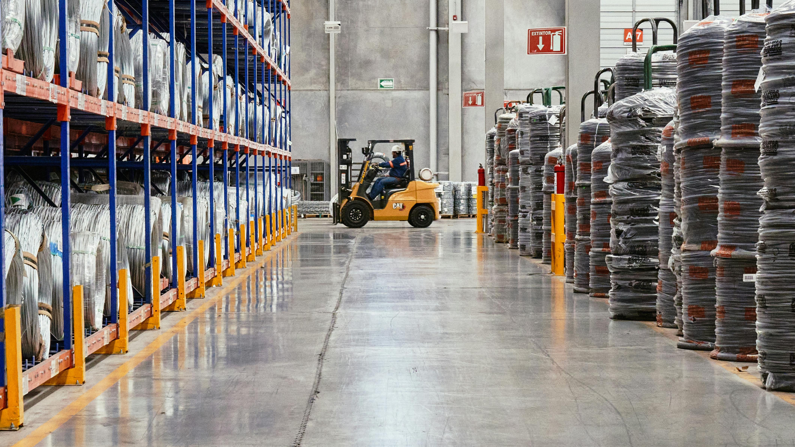 Industriereinigung – Standard Reinigung Industriereinigung in Nürnberg – Industriereinigung – Saubere Produktions- und Lagerhalle